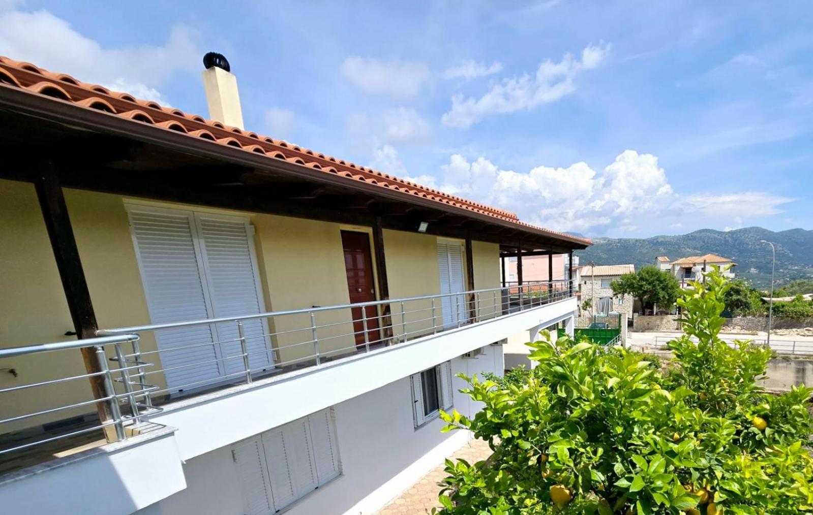Philoxenia Guest House Himare Buitenkant foto